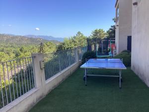 uma mesa de pingue-pongue na varanda de uma casa em Fiori Di Santa Giulia em Porto-Vecchio