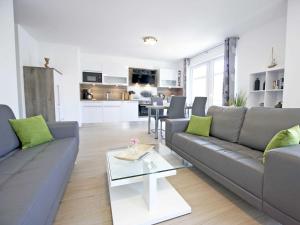 ein Wohnzimmer mit einem Sofa und einem Tisch in der Unterkunft Villa Louisa - Wohnung 51 in Ostseebad Sellin