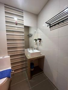 RNK BoutiQue HOTEL في جيترا: حمام مع حوض ومرحاض