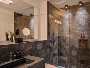 ein Bad mit einem Waschbecken und einer Dusche in der Unterkunft Boston Apartments HH in Hamburg