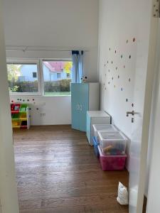 ein Zimmer mit einem Kinderzimmer mit einer Kletterwand in der Unterkunft Ferien- und Seminarhaus Seeger in Haunsheim