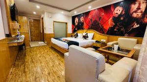 Una televisión o centro de entretenimiento en Hotel Old Smugglers with Balcony mountain view AC hot and Cold Near to Hadimba Temple Near to Mall Road#Free Pick from Volvo Bus Stand