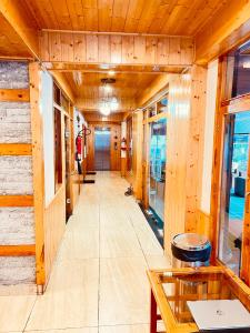 Imagen de la galería de Hotel Old Smugglers with Balcony mountain view AC hot and Cold Near to Hadimba Temple Near to Mall Road#Free Pick from Volvo Bus Stand, en Manali
