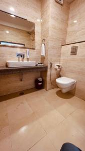 Un baño de Hotel Old Smugglers with Balcony mountain view AC hot and Cold Near to Hadimba Temple Near to Mall Road#Free Pick from Volvo Bus Stand
