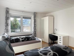 オスナブリュックにあるApartments for fitters I Schützenstr 4-12のベッド2台と窓のある寝室