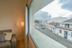Blick auf eine Stadtstraße aus dem Fenster in der Unterkunft Casa do Mar South in Ponta Delgada