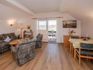 a living room with a couch and a table at An den beiden Krebsseen - Ferienhäuser-Wohnungen in Bansin