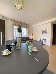 uma mesa com copos e pires numa sala de estar em Cortemaggiore 4D Luxury-Flexrent Abissinia em Riccione