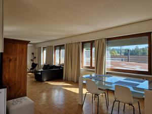 un soggiorno con tavolo e sedie blu di Easy-Living Buholz Hoch 12 a Lucerna