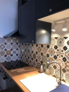 cocina con fregadero y pared de azulejos en Appartement en duplex à Auxonne, en Auxonne