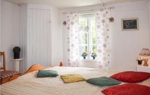 - une chambre avec un lit doté de 4 oreillers dans l'établissement Cozy Home In Hstveda With House A Panoramic View, à Hästveda