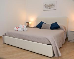 sypialnia z dużym łóżkiem z ręcznikami w obiekcie Olimpia Residence w mieście Caserta