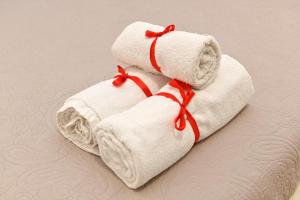 un asciugamano a forma di orsacchiotto seduto su un letto di Olimpia Residence a Caserta