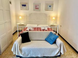 A bed or beds in a room at Monterosso apartment old city