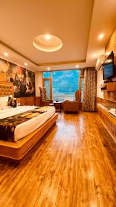 1 dormitorio con cama grande y ventana grande en Hotel Old Smugglers with Balcony mountain view(A/C hot and Cold), en Manali