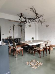 - une salle à manger avec une table, des chaises, une table et un filet dans l'établissement Seclude Shimla, Taraview, à Shimla