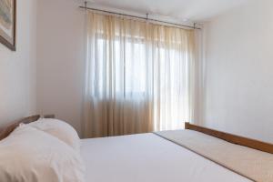 Postel nebo postele na pokoji v ubytování Beachfront apartments Calm Sea