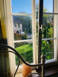 een raam met uitzicht op een tuin bij Trad. Blackforest House in Ettenheim +4 foto's