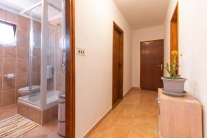 Koupelna v ubytování Beachfront apartments Calm Sea + 37 fotografií