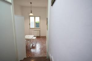 une pièce vide avec une table et une fenêtre dans l'établissement Casa Vacanza L'anfora, à Arce