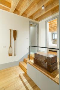 Casa con escalera de cristal y techo de madera en Mouzinho Village River, en Oporto