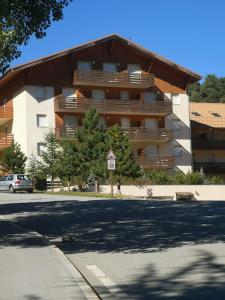 un edificio al lado de una calle con una carretera en Auron, 2 pièces meublé, coin montagne,6 couchages, en Auron