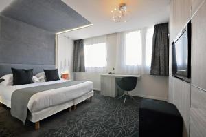 Postel nebo postele na pokoji v ubytování Cézanne Hôtel