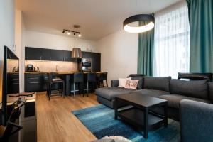 un soggiorno con divano e cucina di TATRYSTAY Private Apartments Hrebienok a Starý Smokovec