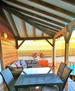- un salon avec une table et un canapé dans l'établissement Maison Piscine personnelle vue mer COSY, au Marin