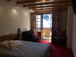 En eller flere senge i et værelse på Chalet-Hôtel du Borderan