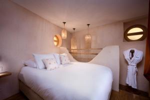 Кровать или кровати в номере Mama Lova Hôtel, Riad, Restaurant & Spa