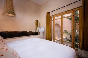 Кровать или кровати в номере Mama Lova Hôtel, Riad, Restaurant & Spa