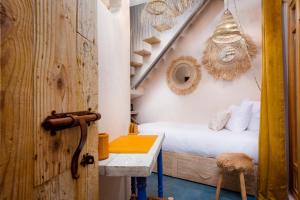 Кровать или кровати в номере Mama Lova Hôtel, Riad, Restaurant & Spa