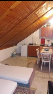 uma sala de estar com uma mesa e uma cozinha em Apartman Marija em Tivat