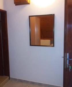 um espelho na parede de uma casa de banho em Apartman Marija em Tivat