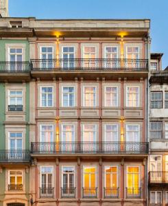 una facciata di un edificio con finestre e balconi di Mouzinho Village River a Porto