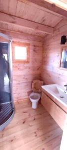 La salle de bains en bois est pourvue de toilettes et d'un lavabo. dans l'établissement Bungalow vert corail, au Vauclin