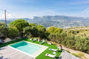 einen Pool im Garten mit Stühlen und Bäumen in der Unterkunft BELLET HILLS VI4193 by Riviera Holiday Homes in Nizza