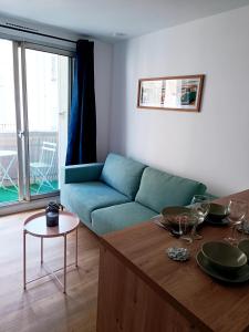 sala de estar con sofá azul y mesa en Charmant Studio Refait à neuf Centre de Tours, en Tours