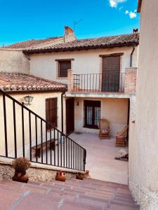 an outside view of a house with a balcony at Casa Rural Calderon de Medina I y II in Siete Iglesias de Trabancos