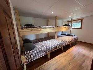 Zimmer mit 2 Etagenbetten in einem Haus in der Unterkunft Chalet en bois rond in Saint-Herménégilde