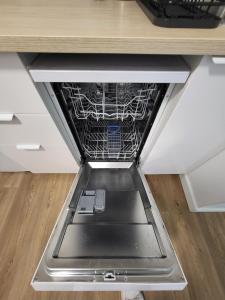 a dishwasher in a kitchen drawer with its door open at Pratique Porte de la villette Beau Studio Spacieux in Aubervilliers