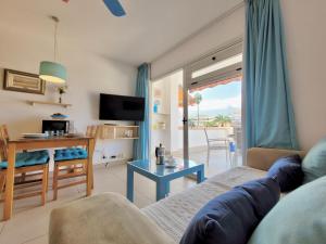 salon z kanapą i stołem w obiekcie Agave Teide View by TOR w Puerto de la Cruz