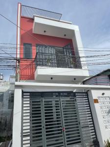 een rood-wit huis met een grote glazen deur bij HO GIA AN Home - Double Room in Can Tho