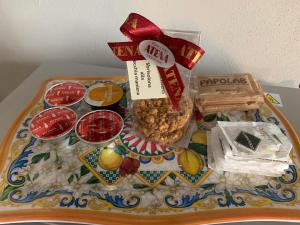 ein Tablett mit Speisen und Snacks auf dem Tisch in der Unterkunft Parma Central Apartments in Parma