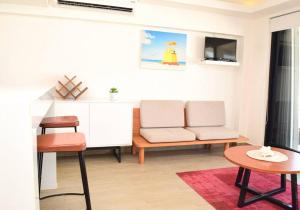 uma sala de estar com duas cadeiras e uma mesa em Ocean front Villa Marlin, best location in hotel zone #109 em Cancún