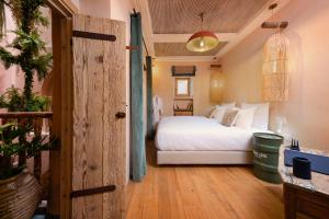 Кровать или кровати в номере Mama Lova Hôtel, Riad, Restaurant & Spa