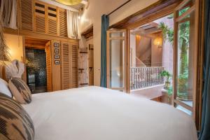 Кровать или кровати в номере Mama Lova Hôtel, Riad, Restaurant & Spa
