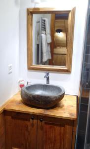 bagno con lavandino in pietra e specchio di Diableret 051 SUBLIME & MOUNTAIN apartment 6 pers by Alpvision Résidences a Veysonnaz