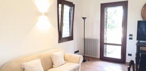 a living room with a couch and a television at Charming country house by Anthea Homes in Casale sul Sile